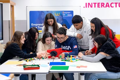 Estudiantes en el CIPFP Mislata, un centro de referencia en Formación Profesional, que apuesta por el emprendimiento de forma transversal.