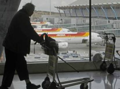 Un viajero contempla varios aviones en el aeropuerto de Barajas. EFE/Archivo