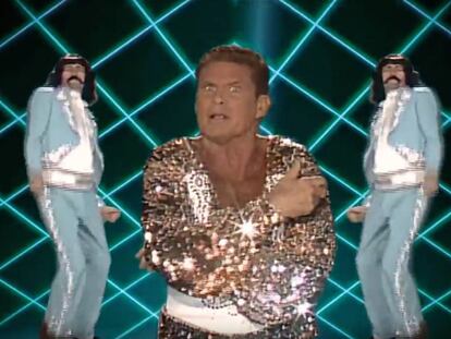 David Hasselhoff canta y baila en medio de un decorado psicodélico acompañado por el resto de actores de 'Guardianes de la Galaxia'.