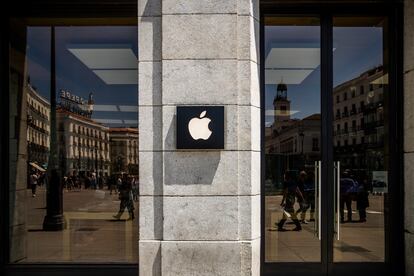 Entrada de la tienda Apple en la Puerta del Sol de Madrid, este jueves.