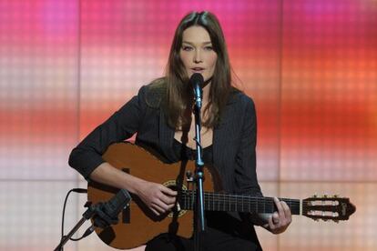 Carla Bruni durante una actuación.