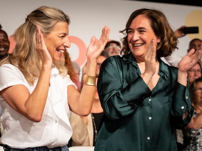 La vicepresidenta del Gobierno y líder de Sumar, Yolanda Díaz, y la alcaldesa de Barcelona y candidata de los comunes, Ada Colau, en un acto de precampaña, en abril, en la capital catalana.