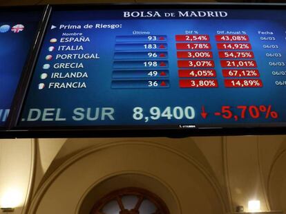 Pantalla de medición de la prima de riesgo en la Bolsa de Madrid. / CHEMA MOYA (EFE)