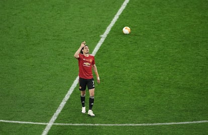 Cavani del Manchester United, en el centro del campo tras marcar el gol del empate.