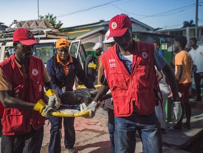 Paramédicos da Cruz Vermelha atendem vítimas do terremoto em Los Cayos, Haiti, neste sábado.