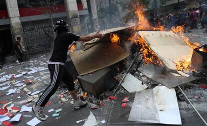 Un manifestante en una protesta en Santiago este viernes.