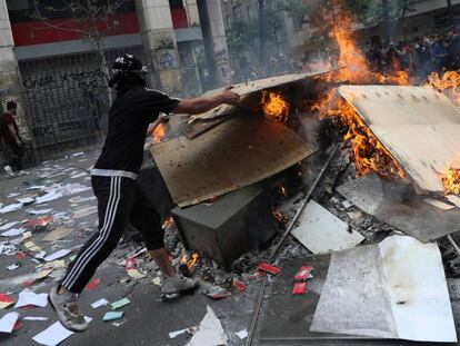 Un manifestante en una protesta en Santiago este viernes.