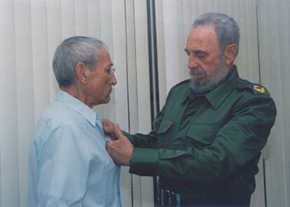 Fidel Castro impone la condecoración a Antonio Gades.