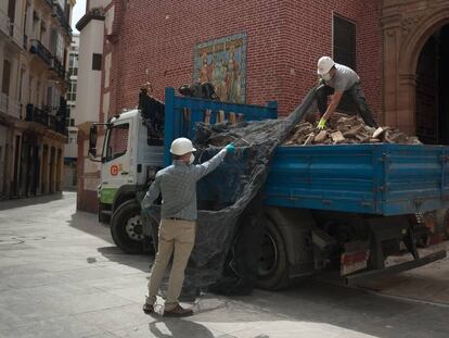 Dos trabajadores del sector construcción, en Málaga. 