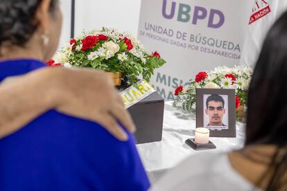 Familiares velan los restos de Víctor Eduardo Calderón, joven desaparecido por el Ejército tras ser registrado como un "falso positivo" en 2006. El 16 de septiembre de 2024.