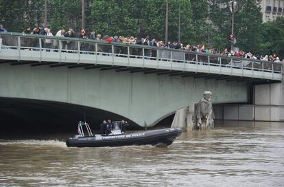 Varias personas observan el río Sena en París,el de 3 de junio. 