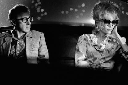 'Broadway Danny Rose' (Woody Allen, 1984). Woody Allen: A que se dedicava seu marido? Mia Farrow: A apostas, empréstimos ilegais, chantagens e coisas assim. Woody Allen: Bem, uma profissão liberal.