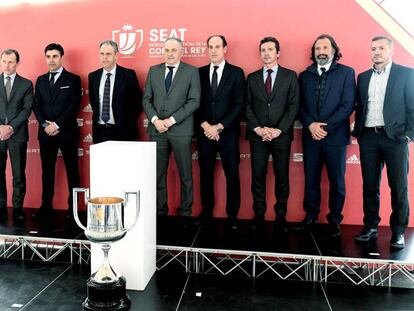 Los representantes de los clubes participantes en la Copa del Rey de Fútbol, posan junto al trofeo durante el sorteo de la competición.