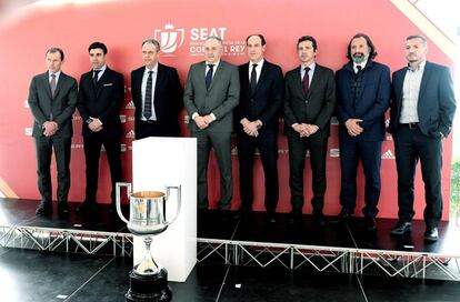 Los representantes de los clubes participantes en la Copa del Rey de Fútbol, posan junto al trofeo durante el sorteo de la competición.