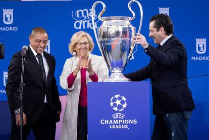 La alcadesa, Manuela Carmena, recibe el trofeo de la Champions en el Ayuntamiento.  