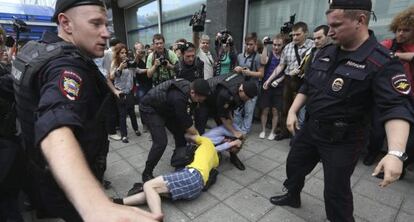 Manifestantes a favor de los derechos de los homosexuales, este martes frente a la Duma.