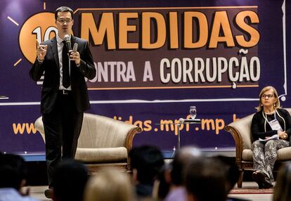 Deltan Dallagnol apresenta em 2015, no auge da Lava Jato, as propostas do Ministério Público para combater a corrupção, em palestra no Mato Grosso.