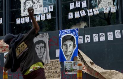 Los manifestantes rompieron los cristales de las ventanas y pintaron la fachada del edificio de la Procuraduría General de Justicia de la Ciudad de México.