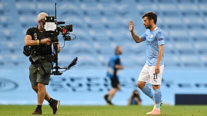 Un cámara de televisión enfoca al futbolista español David Silva durante un encuentro del Mánchester City en 2020.