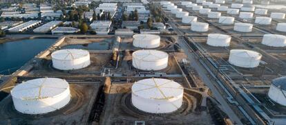 Los tanques de almacenamiento de petróleo se ven desde arriba en Carson, California.