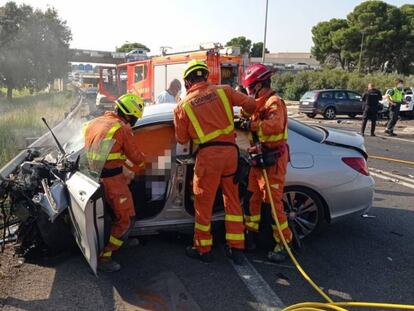 Tres bomberos intervienen en un accidente en Manises, Valencia, este martes.