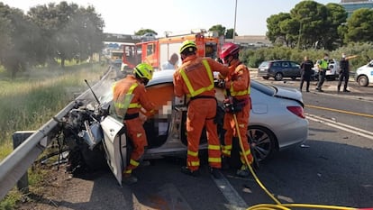 Tres bomberos intervienen en un accidente en Manises, Valencia, este martes.