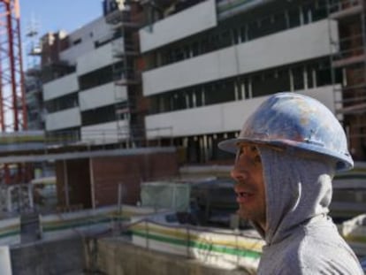 Un treballador de la construcció, en una obra a Valdebebas la setmana passada.