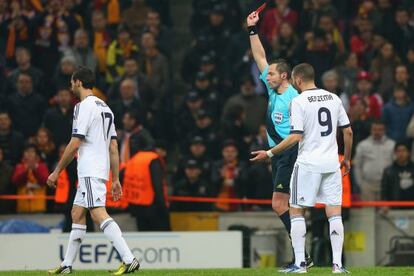 Benzema protesta mientras Arbeloa deja el campo expulsado ante el Galatasaray.