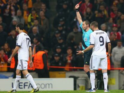 Benzema protesta mientras Arbeloa deja el campo expulsado ante el Galatasaray.