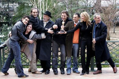 El director Alejandro Amenábar (tercero por la derecha) y los actores (de izquierda a derecha) Tamar Novas, Clara Segura, Francesc Garrido, Joan Dalmau, Javier Bardem, Belén Rueda y Celso Bugallo, intentan tocar el Oscar mientras posan para los medios de comunicación tras la rueda de prensa celebrada en Madrid el 3 de marzo de 2005. En ella, Amenábar habló de la recogida del premio en Los Ángeles, donde su cinta 'Mar adentro' obtuvo el premio a la mejor película de habla no inglesa. Se trata del cuarto largometraje del cineasta tras el éxito de 'Tesis', 'Abre los ojos' y 'Los otros', su primera producción internacional.