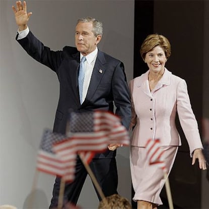 George y Laura Bush, a su llegada al Centro Ronald Reagan de Washington, donde el presidente proclamó su victoria.