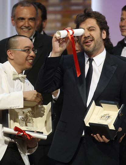 El actor español celebra con el director tailandés Apichatpong Weerasethakul en Cannes