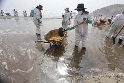Operarios limpian la playa de Caveroi en Ventanilla (Perú).