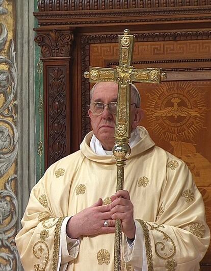 El papa Francisco oficia ante los cardenales en la capilla Sixtina en el primer día de su papado.