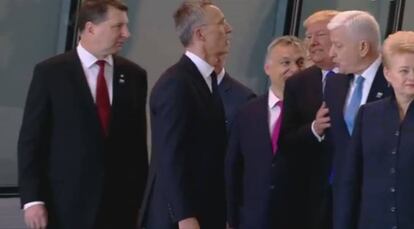 Trump empuja al primer ministro de Montenegro en la cumbre de la OTAN en Brusela el pasado mes de mayo.