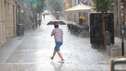 Una persona se protege de la lluvia el 11 de junio en Madrid.