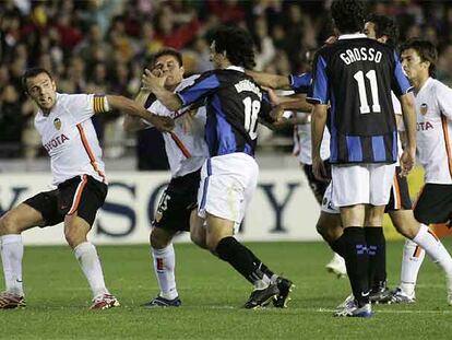 Burdisso intenta agredir a Marchena durante los incidentes del Valencia-Inter.