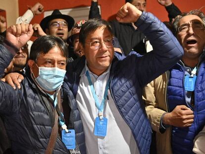 David Choquehuanca (à esquerda), candidato a vice-presidente pelo MAS, junto ao líder das pesquisas Luis Arce, durante a madrugada desta segunda.