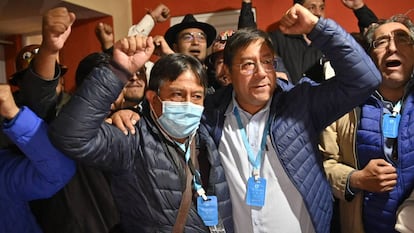 David Choquehuanca (à esquerda), candidato a vice-presidente pelo MAS, junto ao líder das pesquisas Luis Arce, durante a madrugada desta segunda.