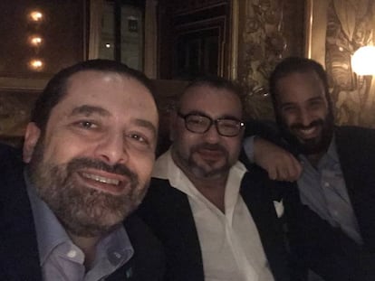 Saad Hariri junto a Mohamed Bin Salman y Mohamed VI en un autorretrato colgado en Twitter.