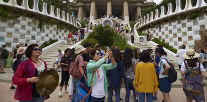 Turistas en el parque Güell de Barcelona.