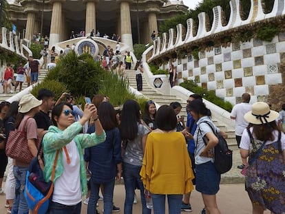 Turistas en el parque Güell de Barcelona.