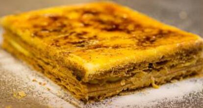 Tarta de hojaldre y yema tostada de la confitería Santos, en Torrelavega (Cantabria).