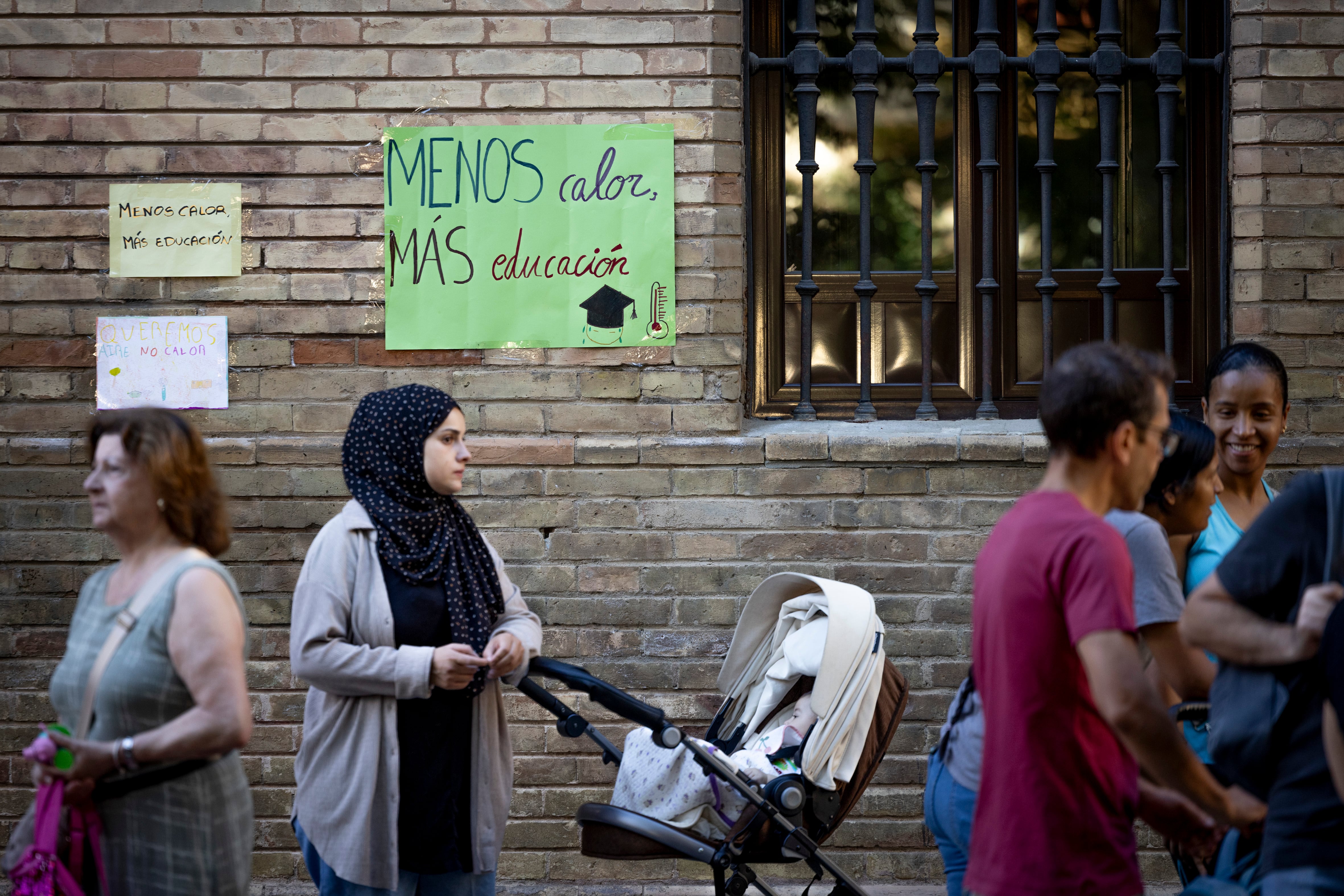 Carteles en contra del sofoco en el colegio Carmen Benítez, en el centro de Sevilla, hace una semana.