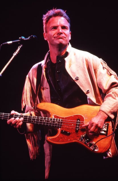 El cantante y compositor Sting, tocando el bajo para su banda, The Police, durante un concierto en 1990 en Roma, Italia.
