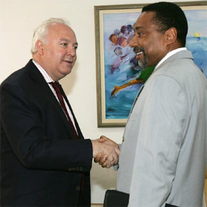 El ministro español de Asuntos Exteriores, Miguel Angel Moratinos, saluda a su homólogo de Cabo Verde, Víctor Borges.
