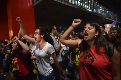 Partidarios de la presidenta suspendida, Dilma Rousseff, protestan este martes en Sao Paulo, en contra del juicio político al que está sometida. En la mayor ciudad del país, unas 200 personas, según la Policía Militarizada, se manifestaron por segundo día consecutivo por la Avenida Paulista hasta el Museo de Arte de Sao Paulo