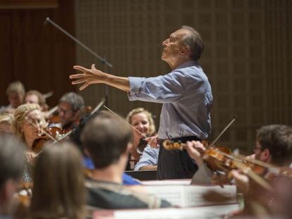 Claudio Abbado dirige la Orquesta del Festival de Lucerna.