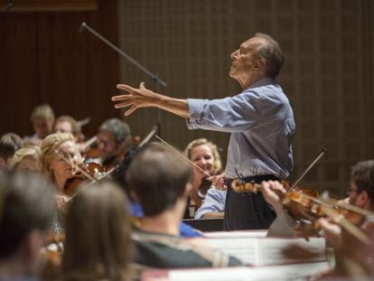 Claudio Abbado dirige la Orquesta del Festival de Lucerna.