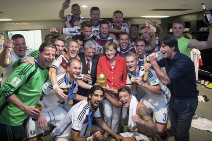 La canciller alemana Angela Merkel posa con la selección en los vestuarios tras el partido